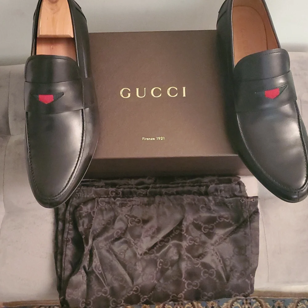 Gucci Black Leather Loafers with Red Detail. Size 9.5 European.